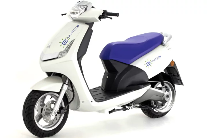 Peugeot E-Vivacity electric scooter has a 4kW engine equal to that of a 50cc scooter, but its running costs will be one tenth as much - roughly EUR 0.4 per 100 km. So if you cover 4,000 kms annually, running costs will be EUR 16 (US$22.67)