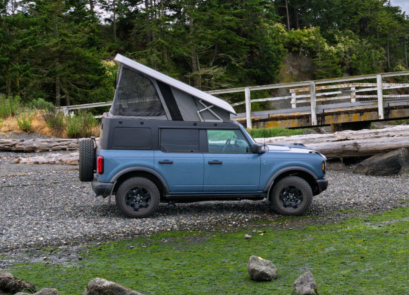 The B30 roof opens manually with a scissor strut system and creates a two-person camping area