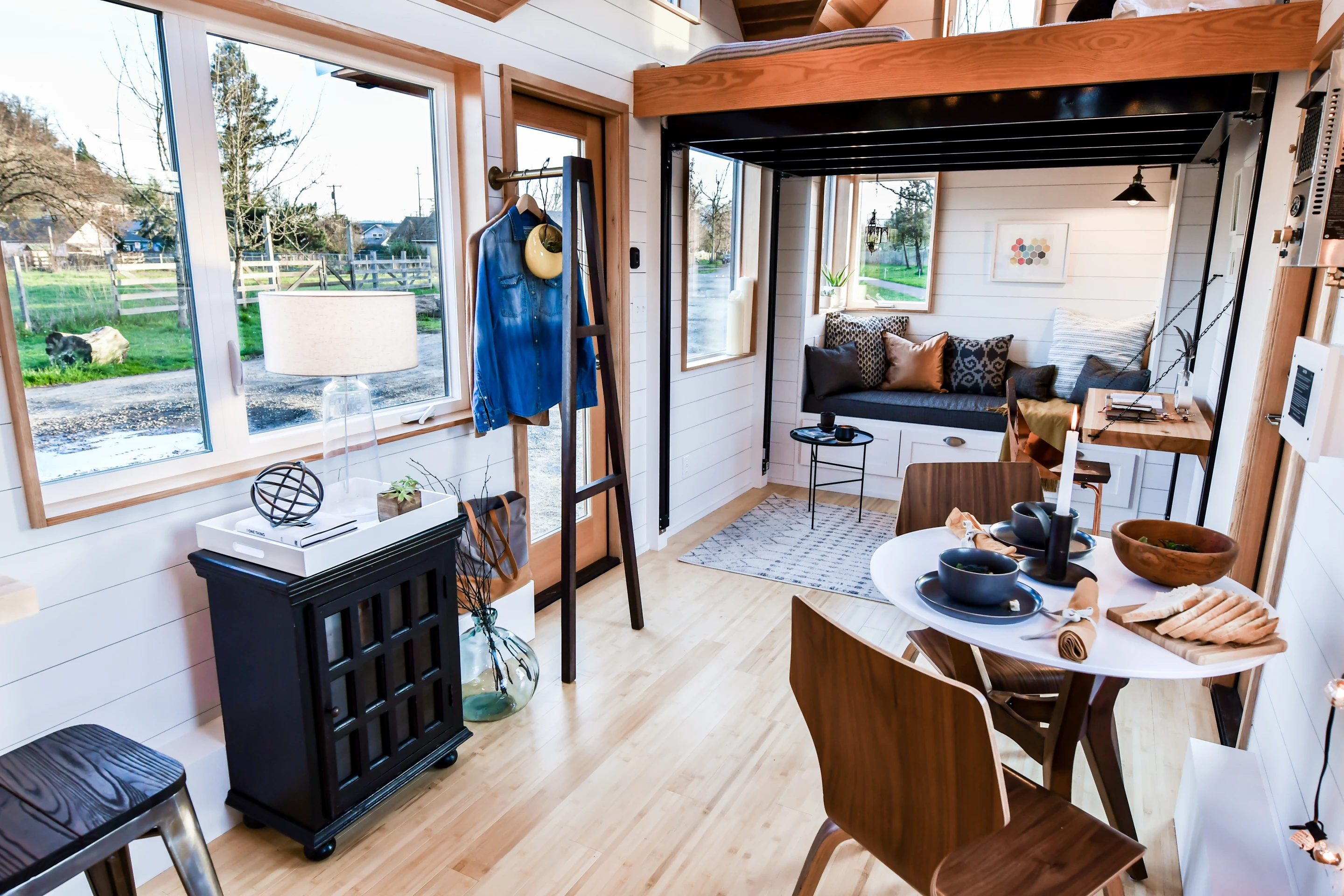 The Urban Payette with Elevator Bed comprises a total floorspace of 344 sq ft (32 sq m)