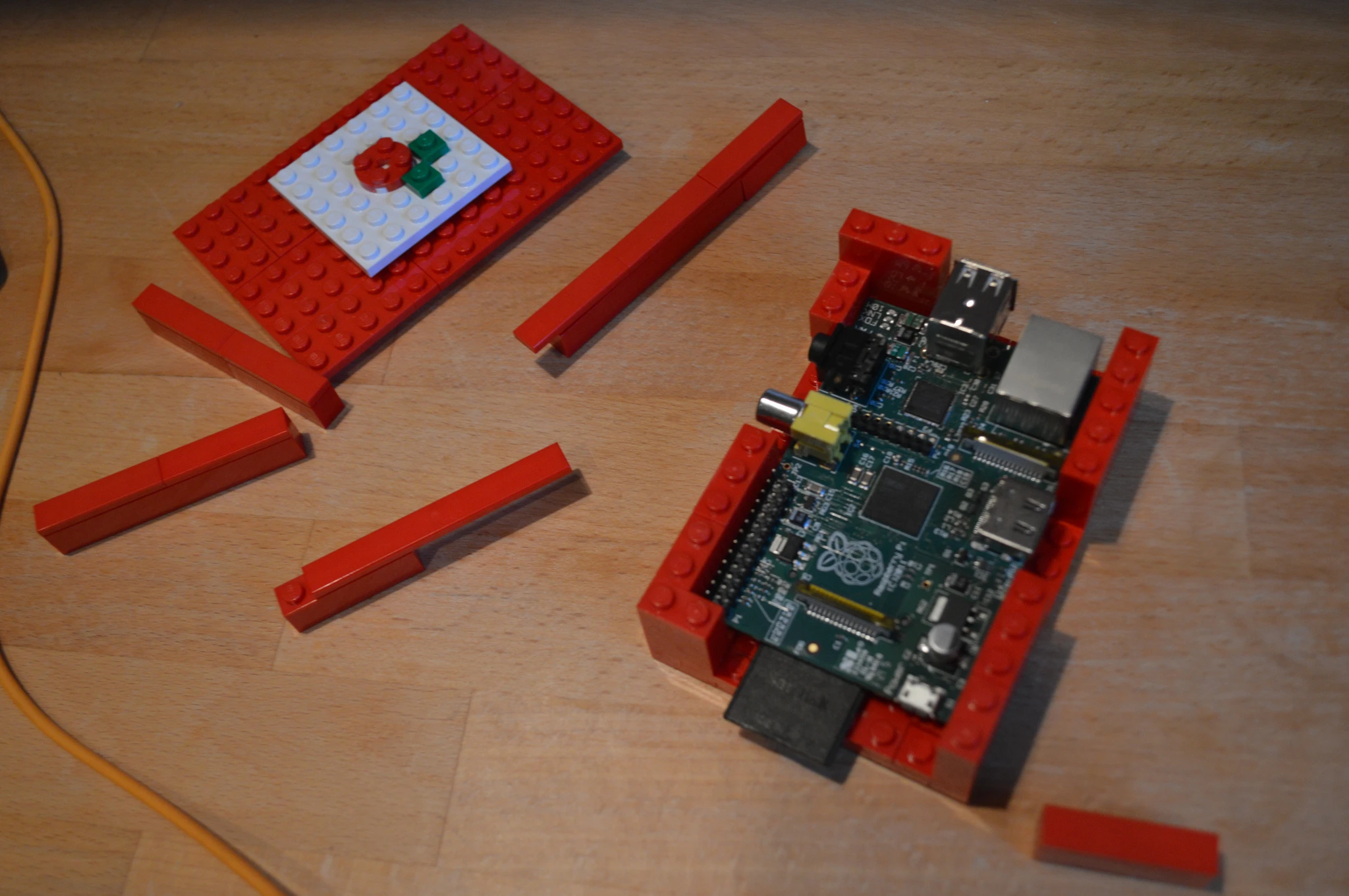 Head palm interface scenario: Partial dissembling required to put the Pi inside the case (Photo: Gizmag)