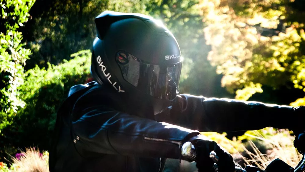 The Skully AR-1 helmet give the rider a heads-up display of real-time information and a view of the road behind (Photo: Skully Helmets)
