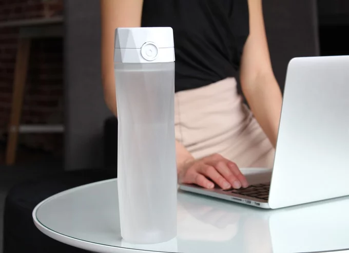 It's easy to get busy with work and forget to drink; the Hidrate system helps