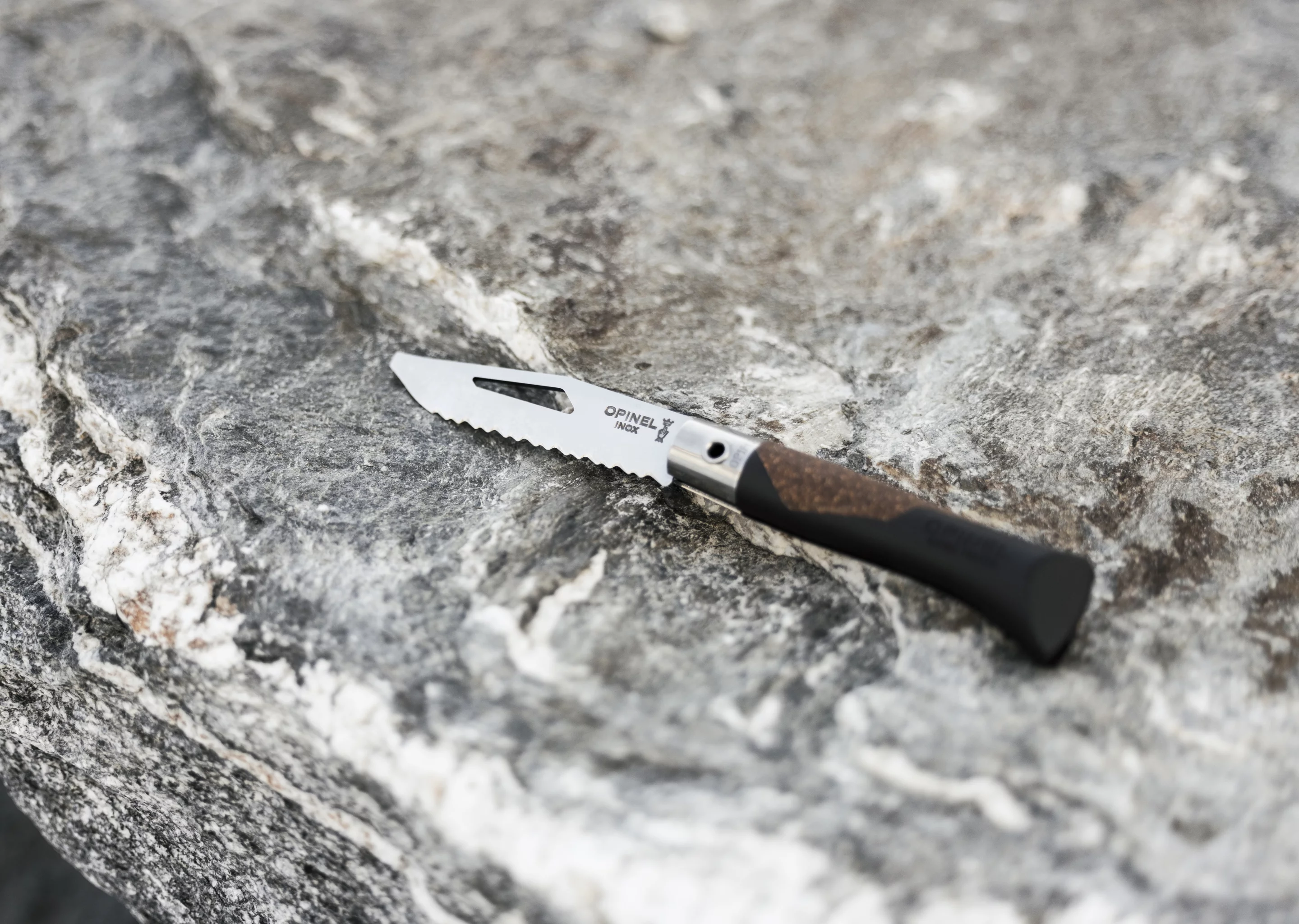 The Néo7's blade measures just over 3 inches long and includes a cutout to save weight without affecting performance