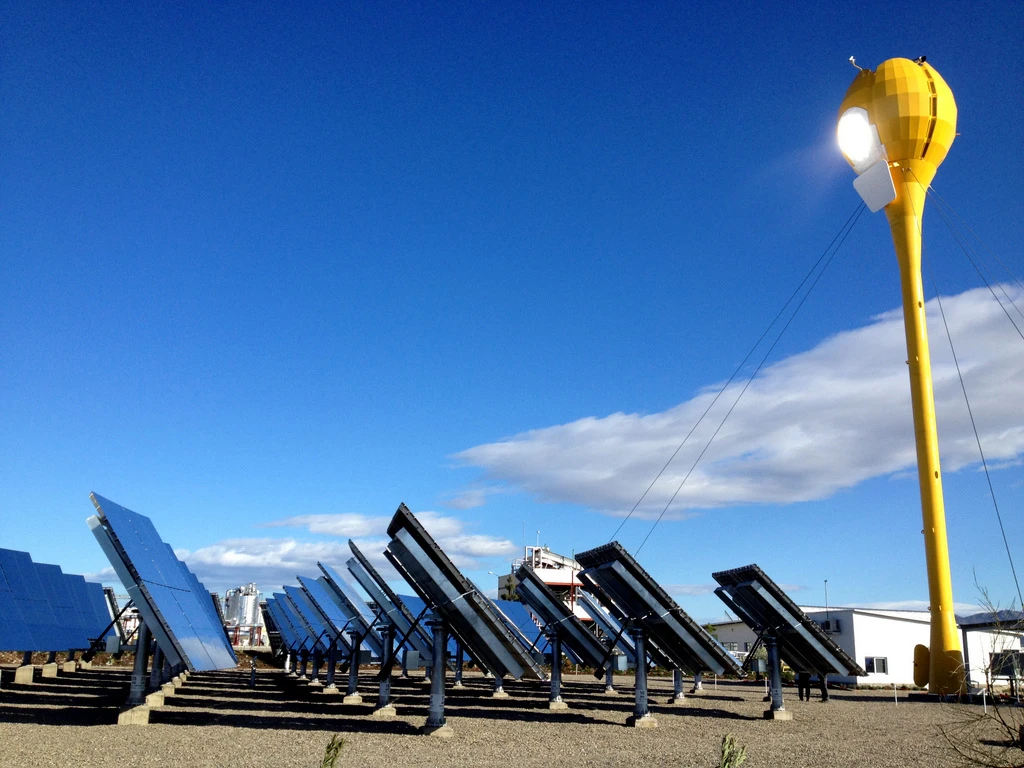 Those mirrors turn to track with the sun, reflecting and concentrating its rays onto the tower’s top-mounted "bulb" throughout the day