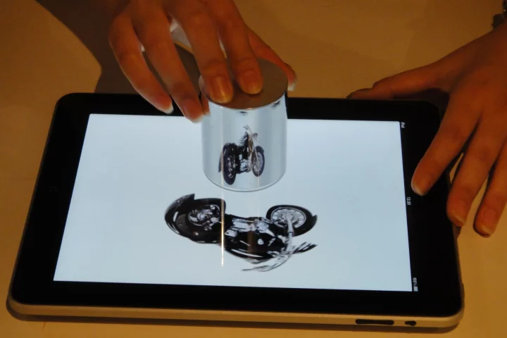 iPad anamorphicon with 3D display device (Photo: DigInfo)