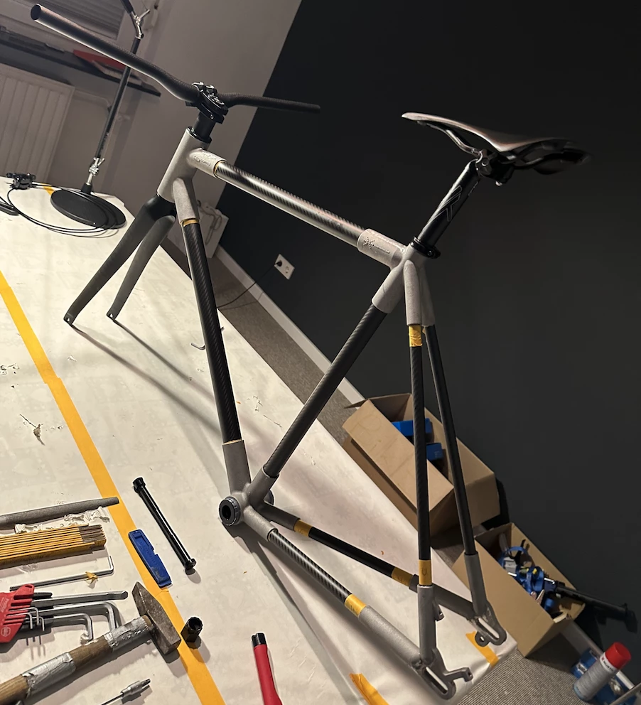 Core Technologie used a two-part high-strength adhesive to bond the 3D-printed aluminum hubs with the carbon fiber tubes