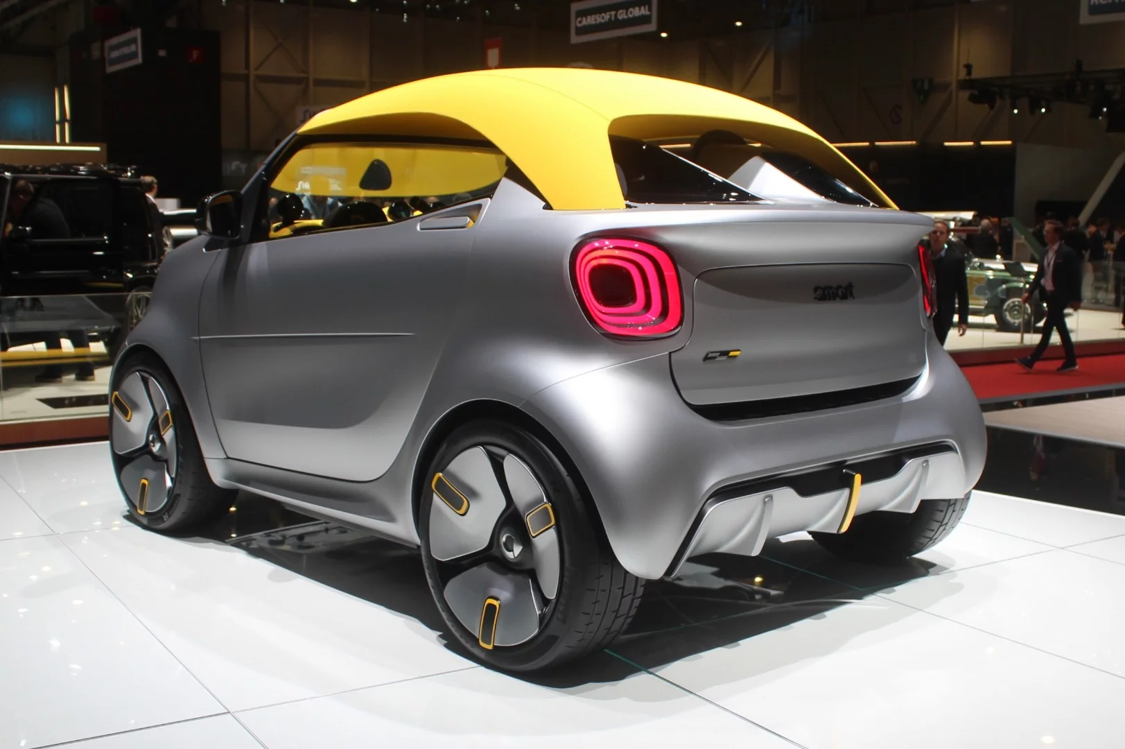 The Smart Forease+ concept is all about the roof, a rigid fabric hardshell with soft fabric covering