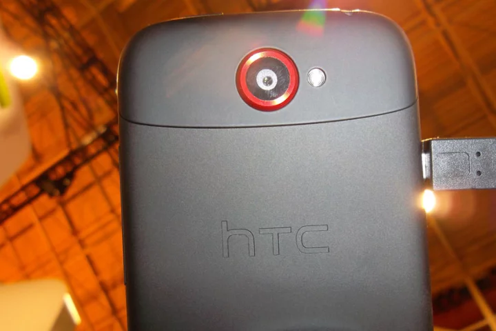 HTC One S has a matte black finish due to a microarc oxidation process it undergoes (Photo: Enid Burns / Gizmag)