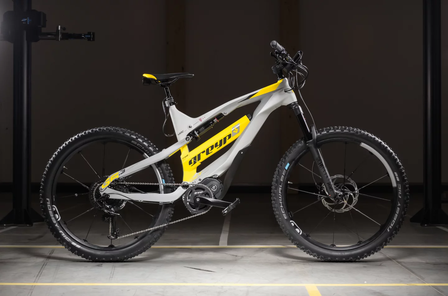 Like the other two members of the G6 range, the Rebel FS features front and rear 1080/30p cameras