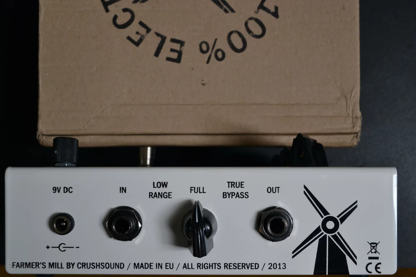 A three-position chicken-head switch sits in the middle, which allows players to completely remove the pedal from the signal chain or select either Full or Low Range modes