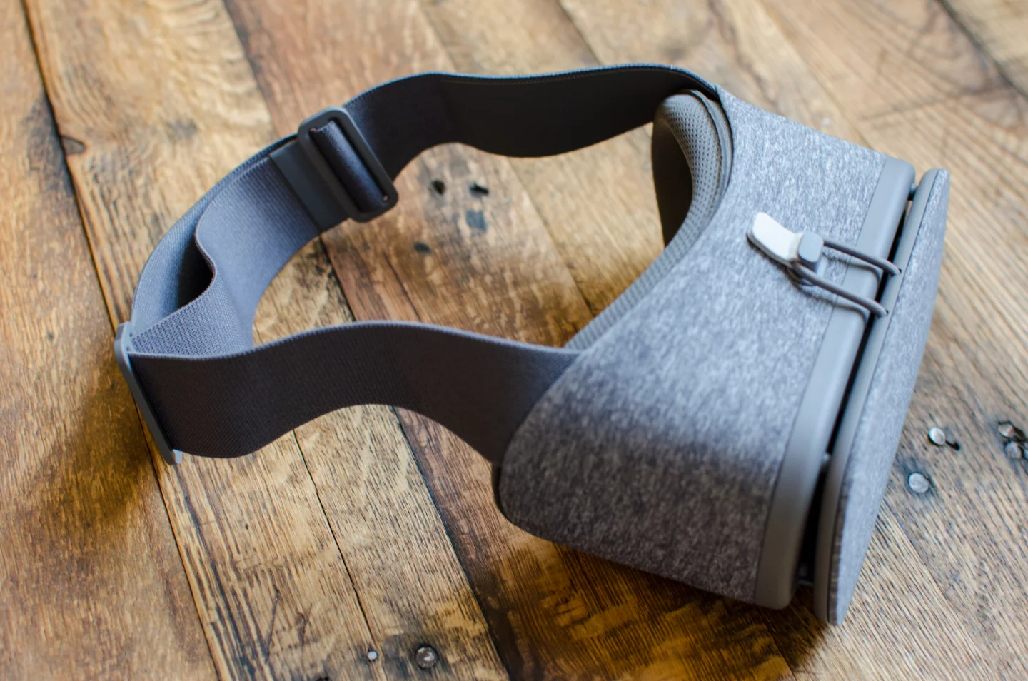 It's often easier to adjust Daydream's straps when it's not on your head