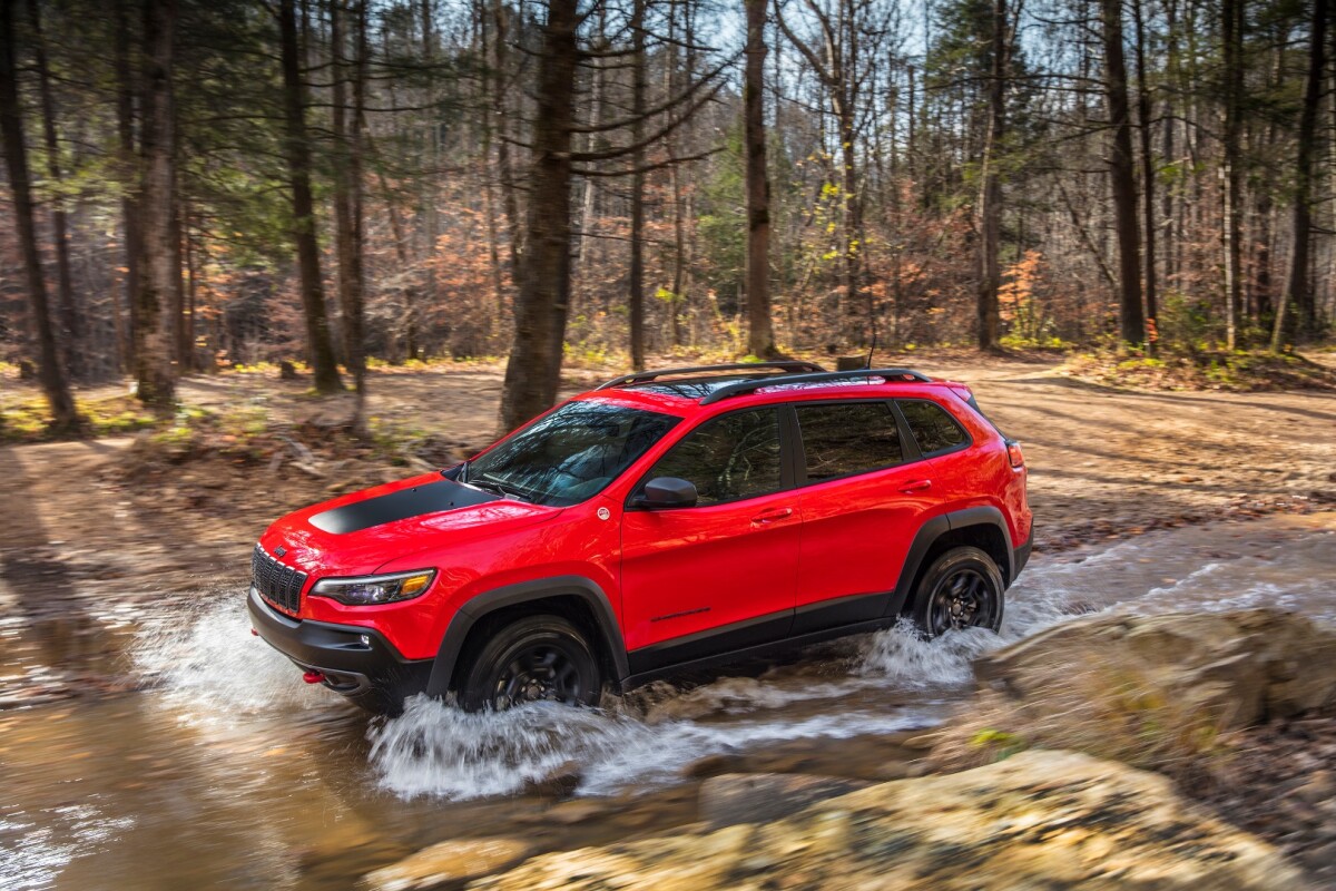 For serious off-road capability, the 2019 Jeep Cherokee's already good off-pavement skills are improved with the Trailhawk model