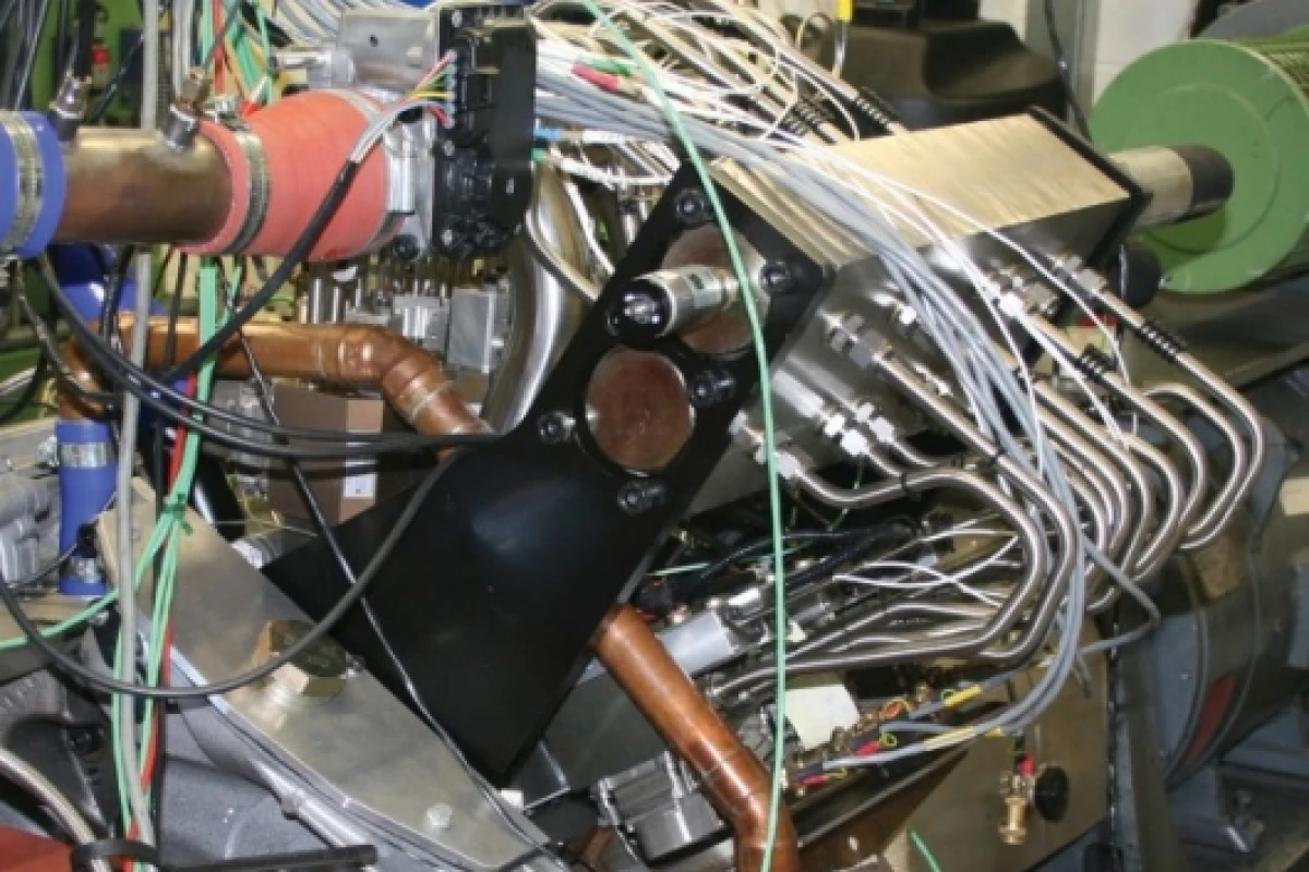 Ricardo's combination two and four stroke motor