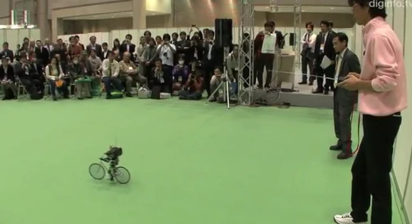 RoboBiker wows the crowd (Photo: DigInfo.tv)