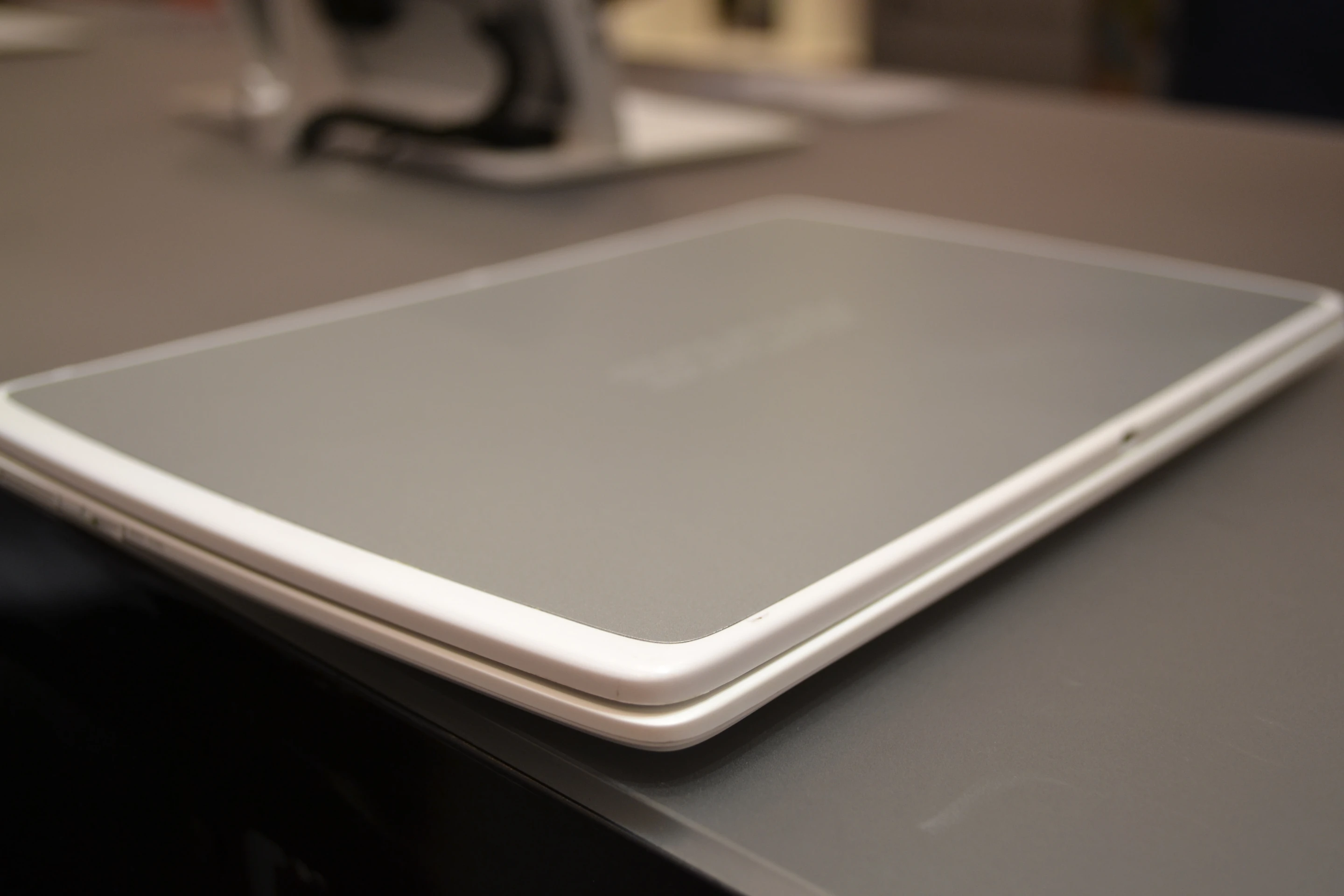 The eye-pleasing silver and white design is provided courtesy of white fiber casing and a strong 0.1 mm thin steel frame that does seem to have added some welcome sturdiness