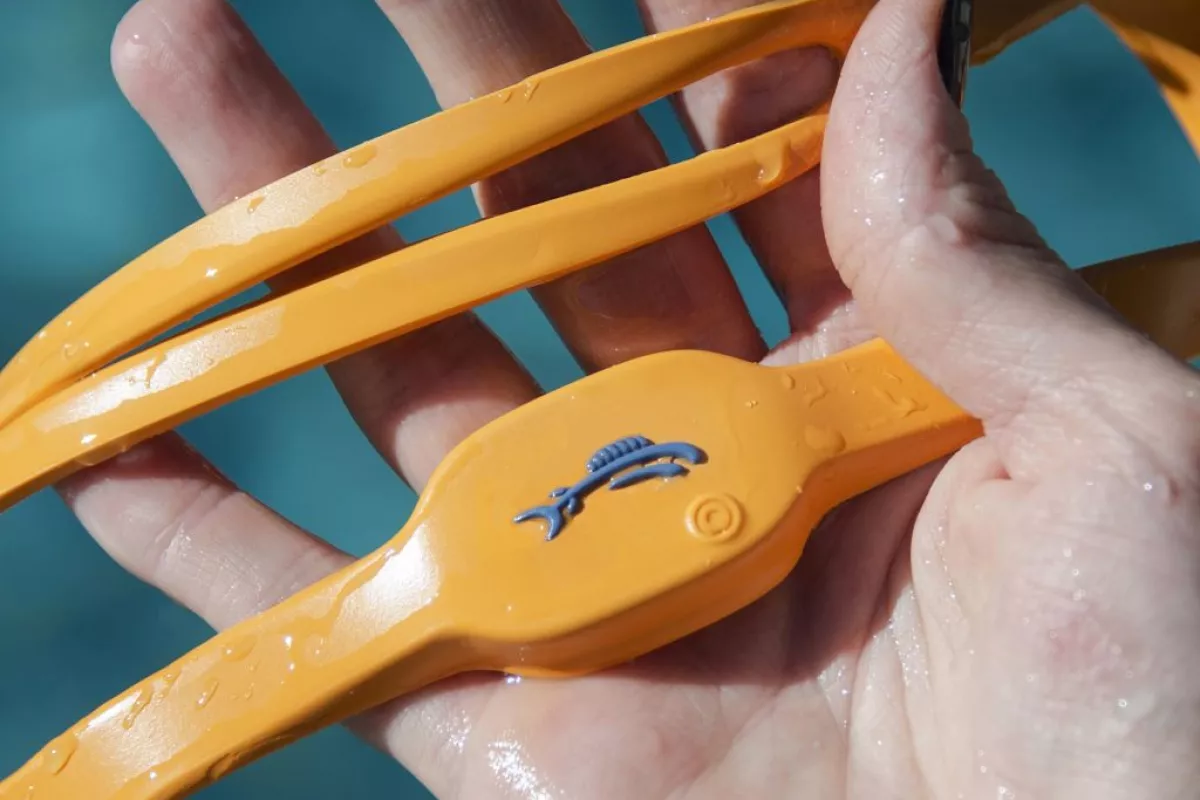 iSwimband runs on a fixed, non-replaceable battery, which the company claims should last hundreds of hours of use