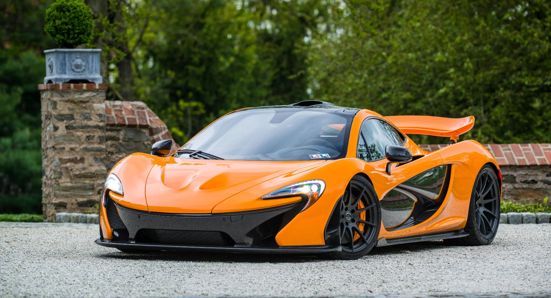 The orange brake calipers, paintjob and black wheels are a beautiful combination
