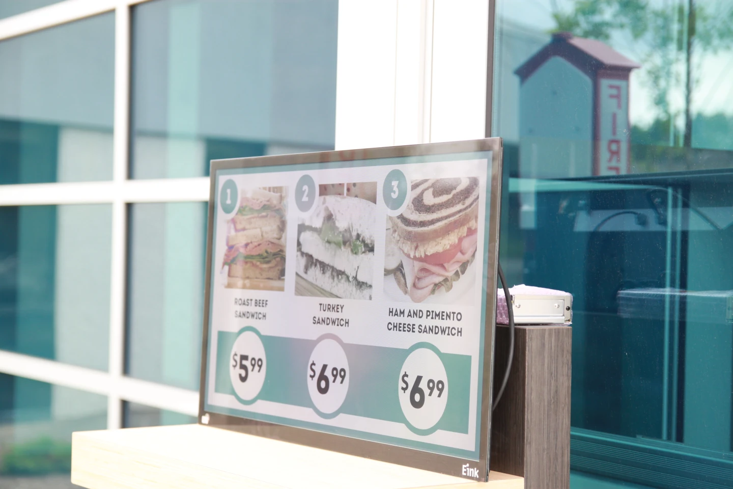 Richer colors on the new 32-inch E Ink display result from using 0.25 mm pixels