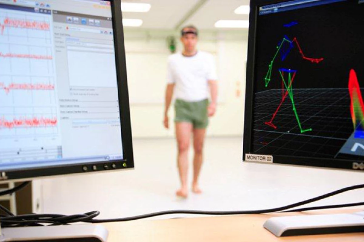 A new study suggests a person's gait can be used to distinguish between Alzheimer's dementia and Lewy body dementia