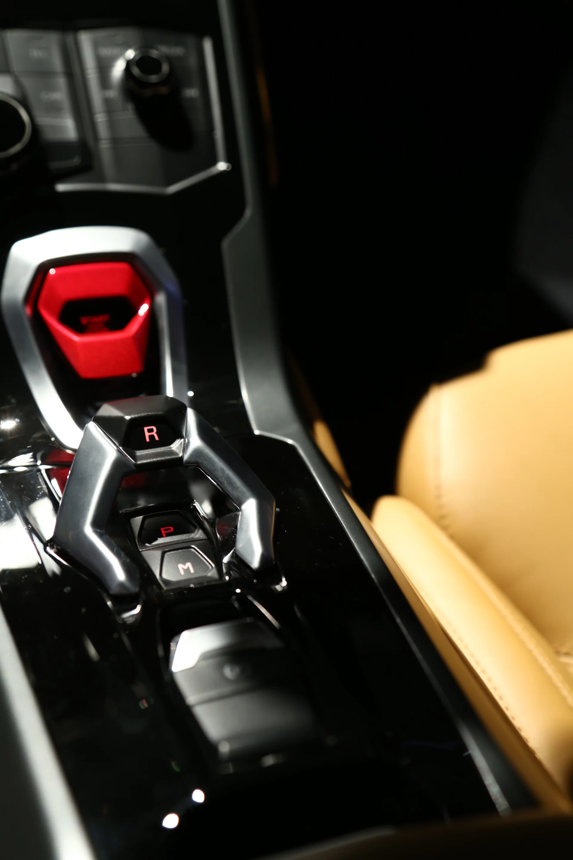 The Huracán features similar interior design elements as the Aventador, like the red fighter cover switch (Photo: Angus MacKenzie/Gizmag.com)