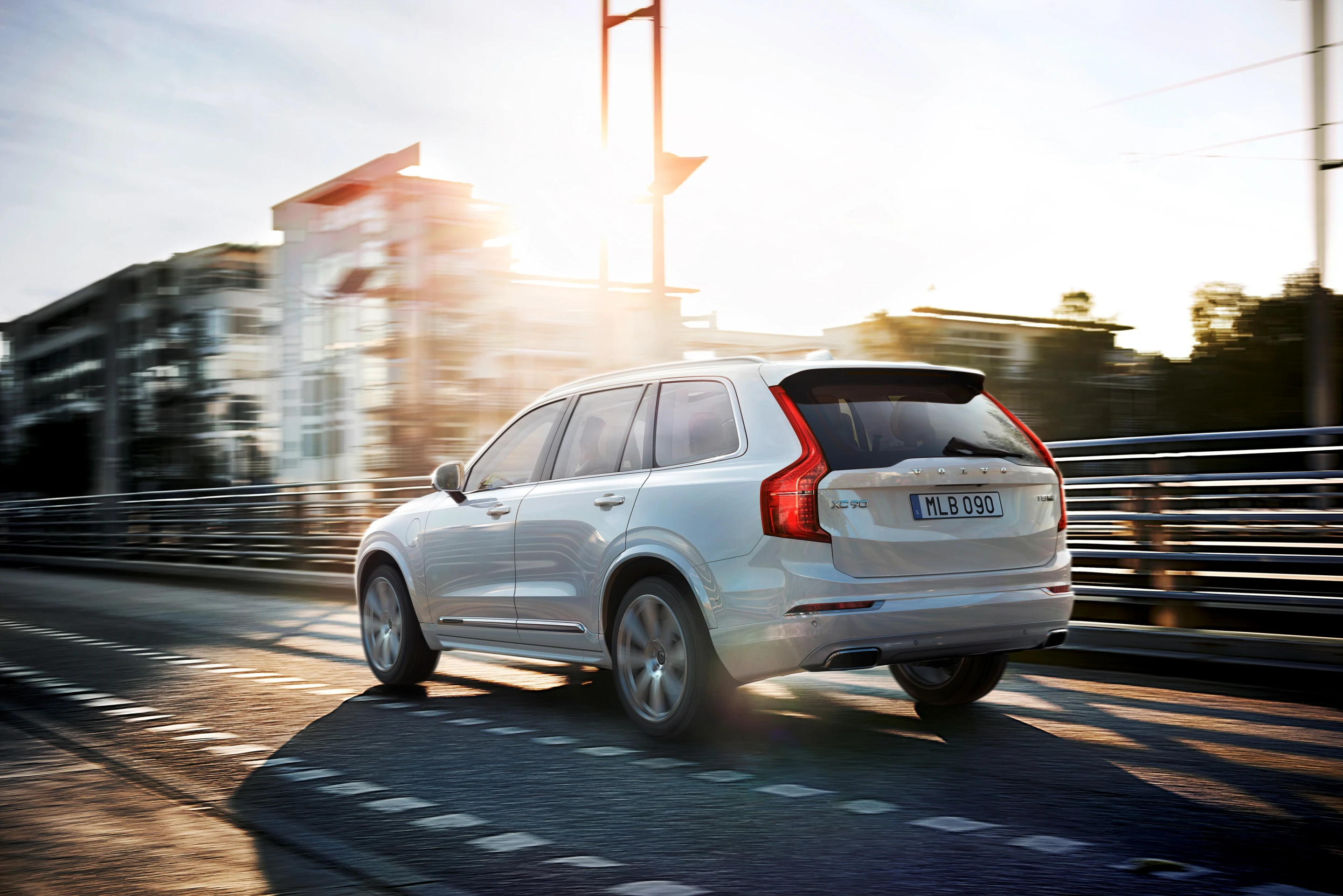 The XC90 T8's front wheels are driven by the petrol engine, the rear wheels are driven by the electric motor