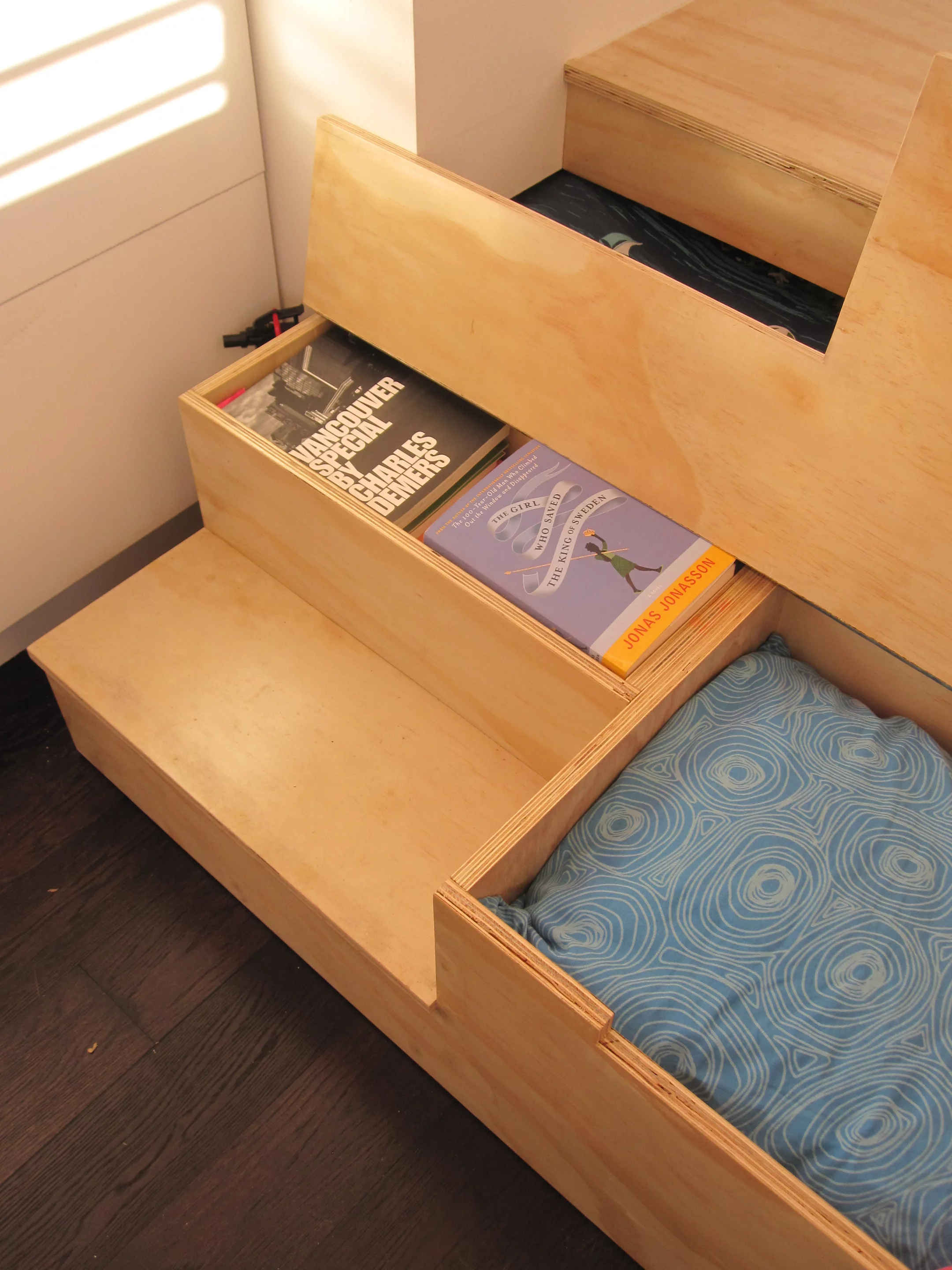 Storage space under the raised floor (Photo: Isabella Mori)