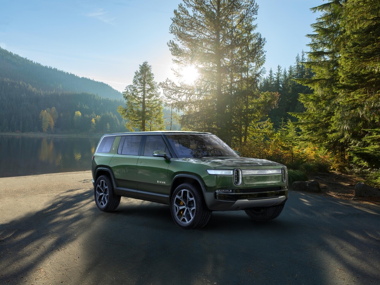The Rivian R1S has three battery pack options: a 105 kWh, 135 kWh, and a 180 kWh. Each offers more range than the last