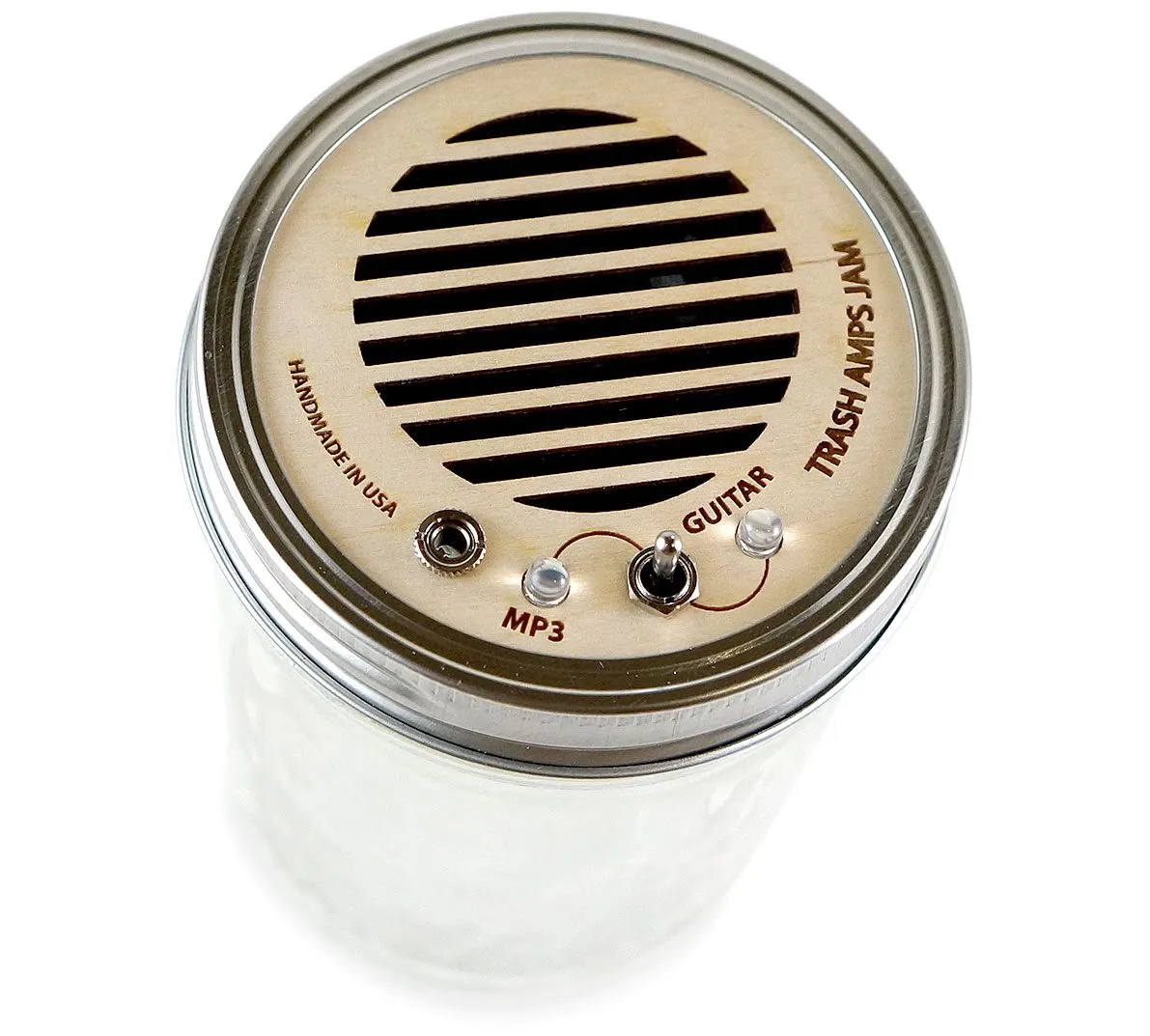An input switch lets users choose between MP3 and guitar line-in levels