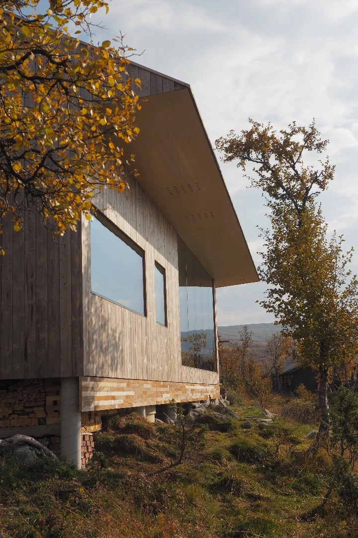 Cabin Ustaoset sits atop small concrete piles
