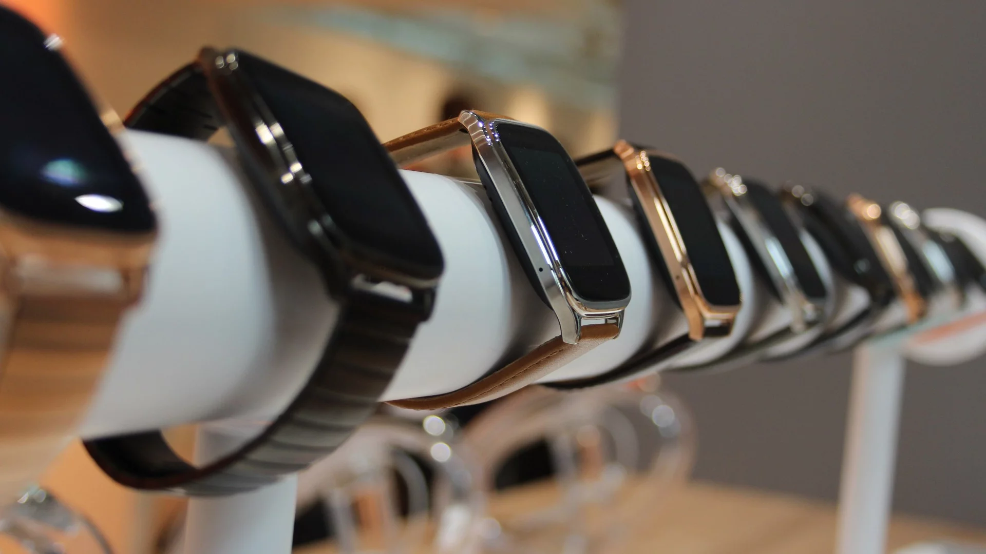 With the ZenWatch 2, Asus offers a wide range of different finishes on the watch, and a selection of metal, leather and rubber bands