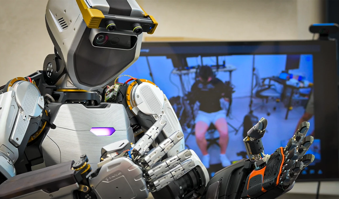 Sanctuary co-founder Suzanne Gildert proudly claims that Phoenix's hydraulic hands, with their combination of speed, strength and precision, are the world's best humanoid robot hands