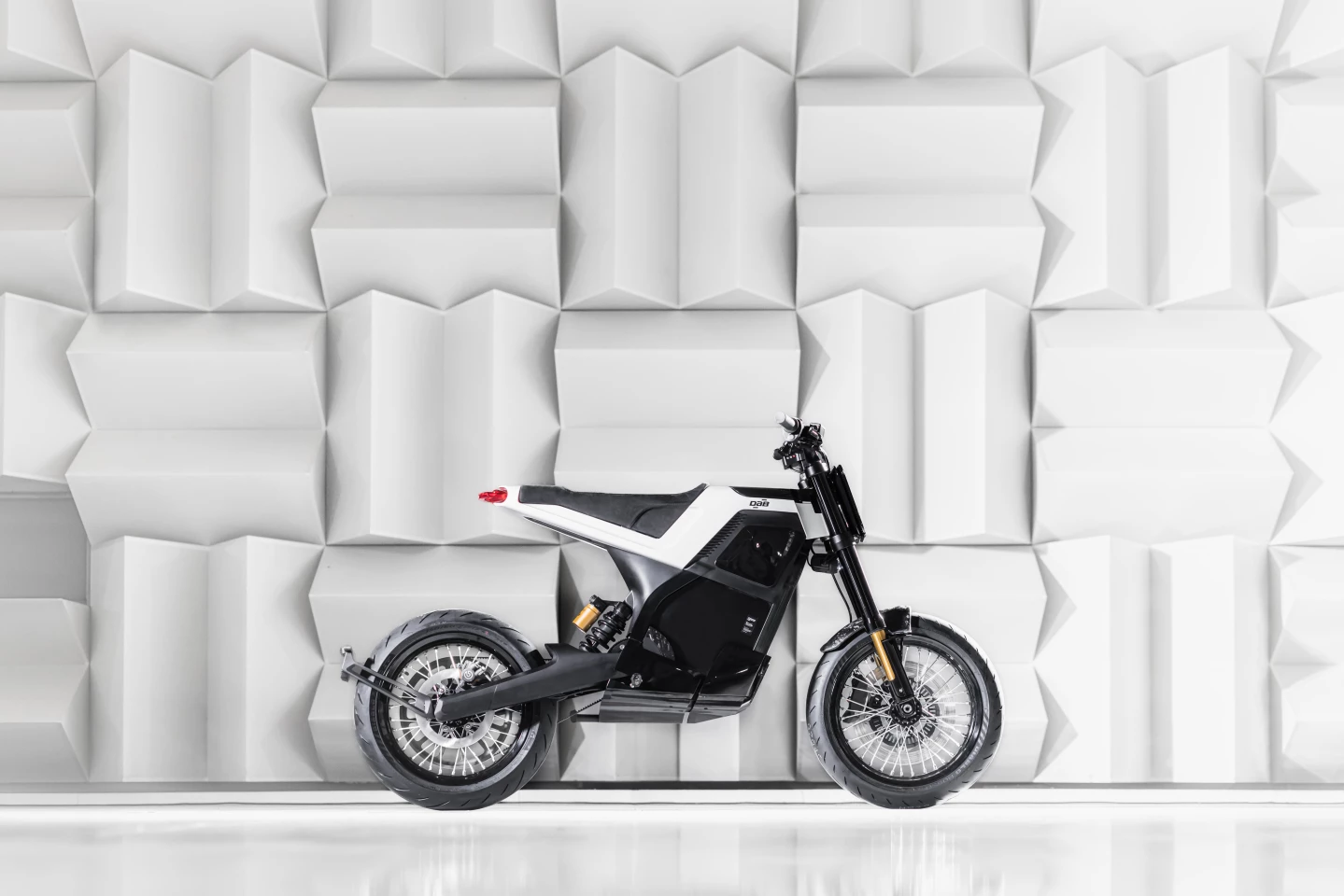 The DAB 1α electric motorcycle features component collaborations with Airbus, Paioli, Brembo, Gates and Peugeot