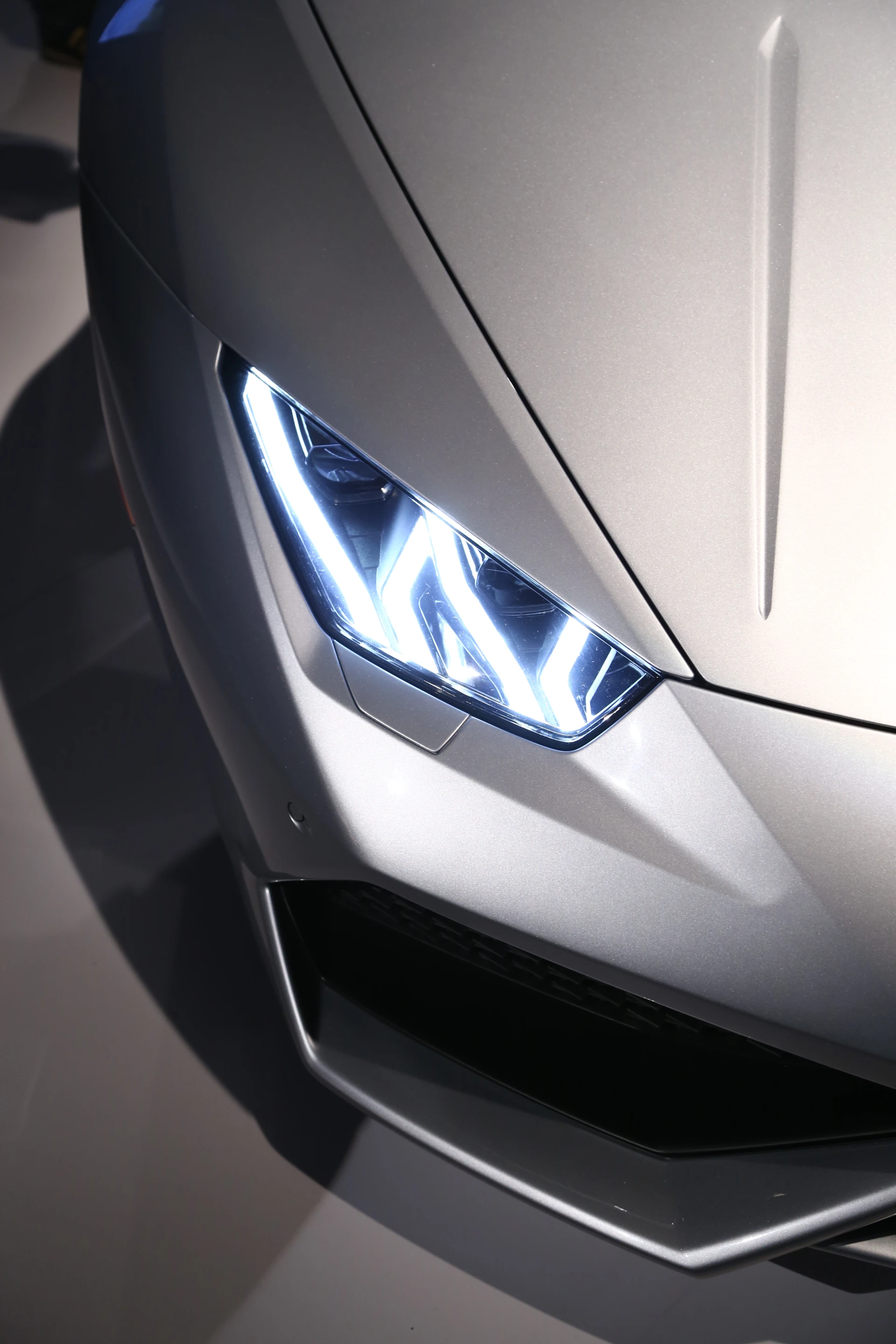 The front air treatments are more aggressive and open than the outgoing Gallardo (Photo: Angus MacKenzie/Gizmag.com)