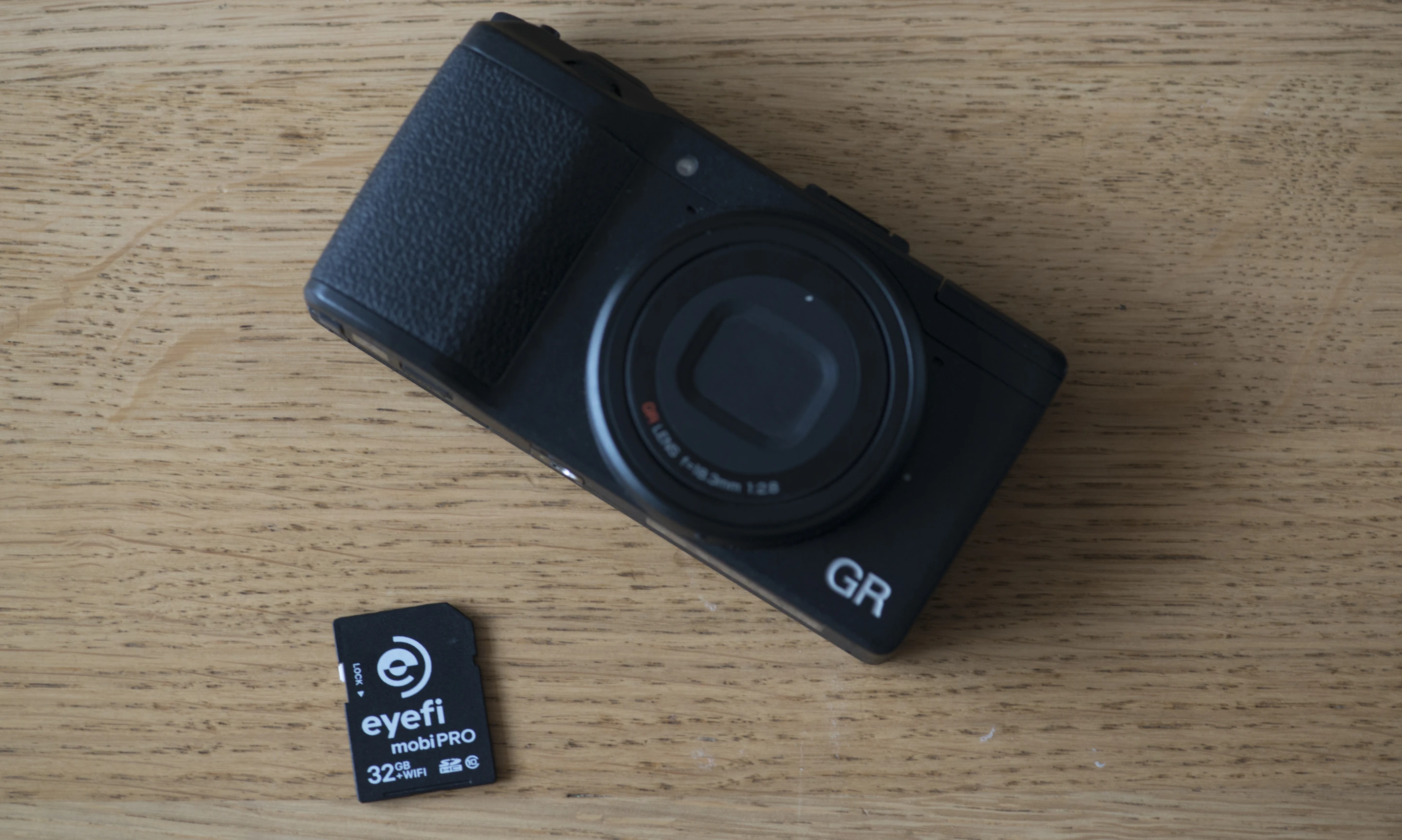 The Eyefi Mobi Pro wireless SD card will work with a number of digital cameras (Photo: Simon Crisp/Gizmag.com)