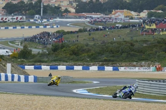 By lap eight, Barros was cutting back Gibernau's lead, with the pair running at such a hot pace that Valentino Rossi could not stay with them