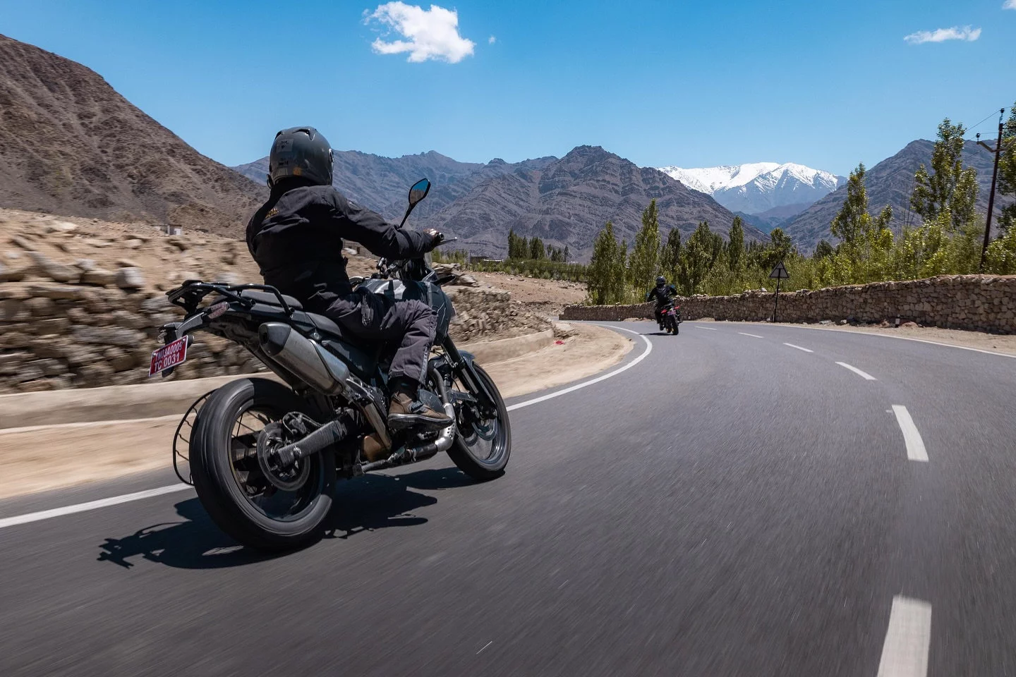 This model gets a far more upswept exhaust than the current Himalayan 450