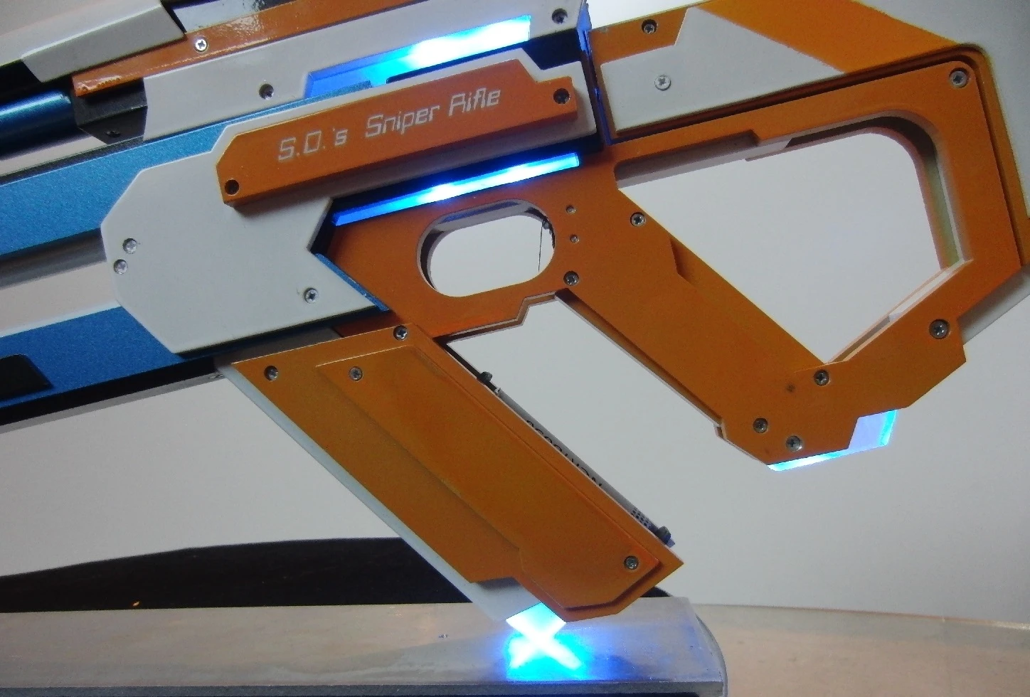 The gun utilizes dual blue 1.5-watt burning lasers and a 1-mW red aiming laser