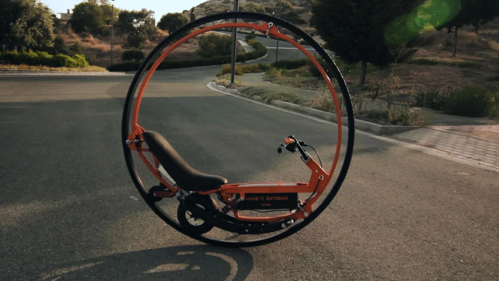 The Make It Extreme electric monowheel features dual electric motors, two controllers, a 48-V battery pack, twist throttle, a Shimano brake, a twin shocks