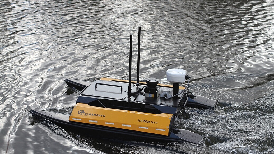 The Heron weighs in at 28 kg (62 lb), measures 1.35 meters long (53 inches), and is propelled by two battery-powered jet thrusters located in each of its pontoons