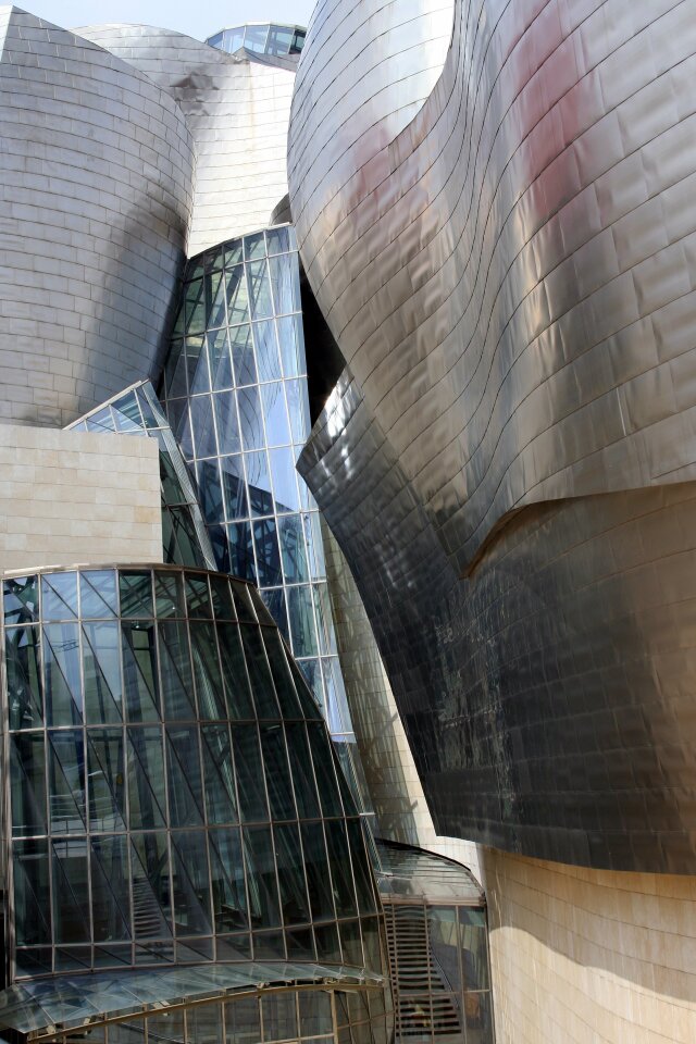 The Guggenheim Museum Bilbao sheathed in titanium (Image: E. Goergen via Wikimedia Commons)