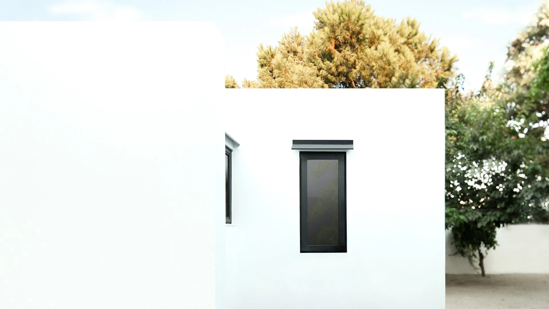 Monocabin is built with 20 cm (7.9 in) thick prefabricated walls made from fiber-reinforced concrete