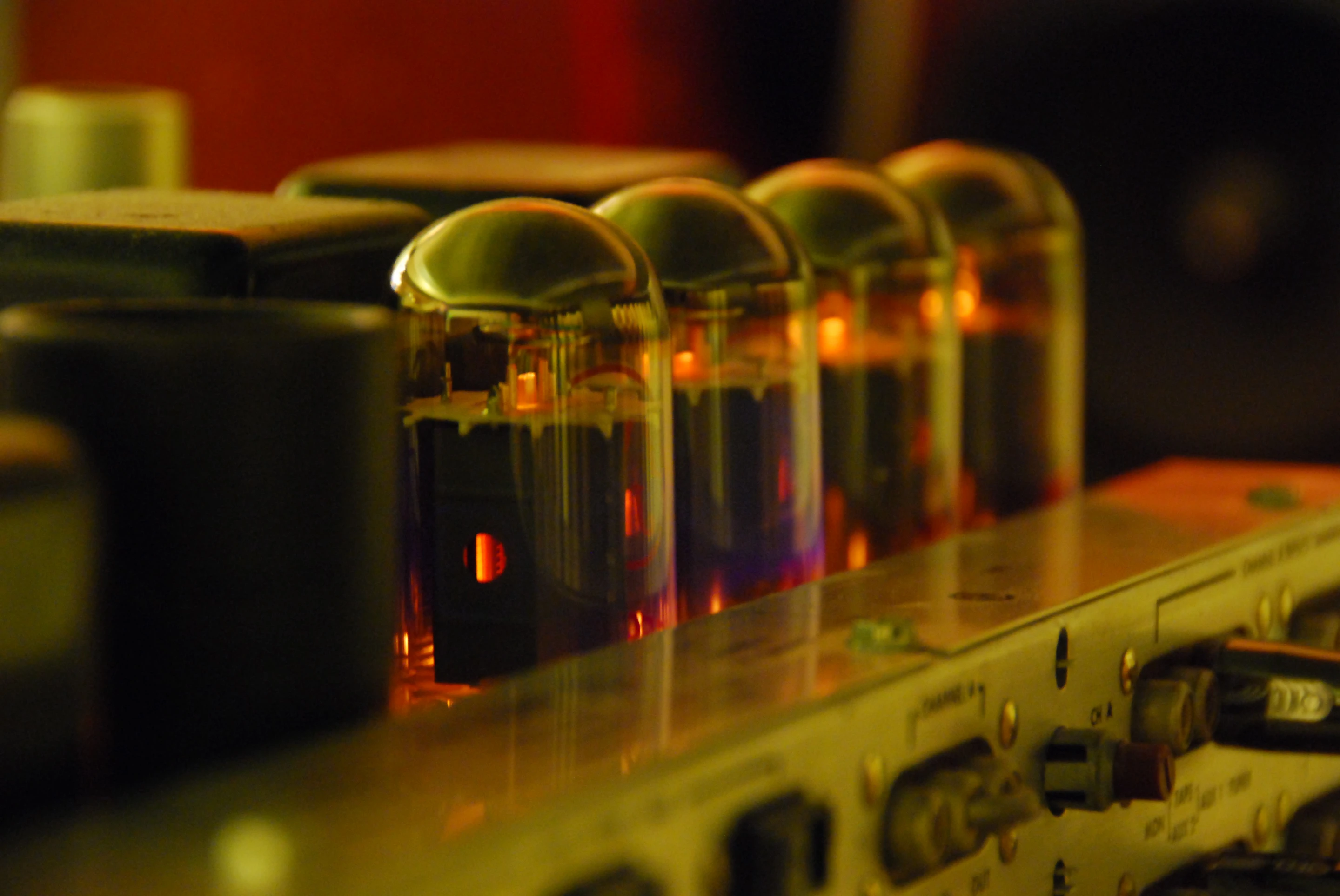 Researchers at NASA and the National Nanofab Center in South Korea are working on a vacuum channel transistor that can combines the best traits from transistors and vacuum tubes (Image: Wikimedia Commons)