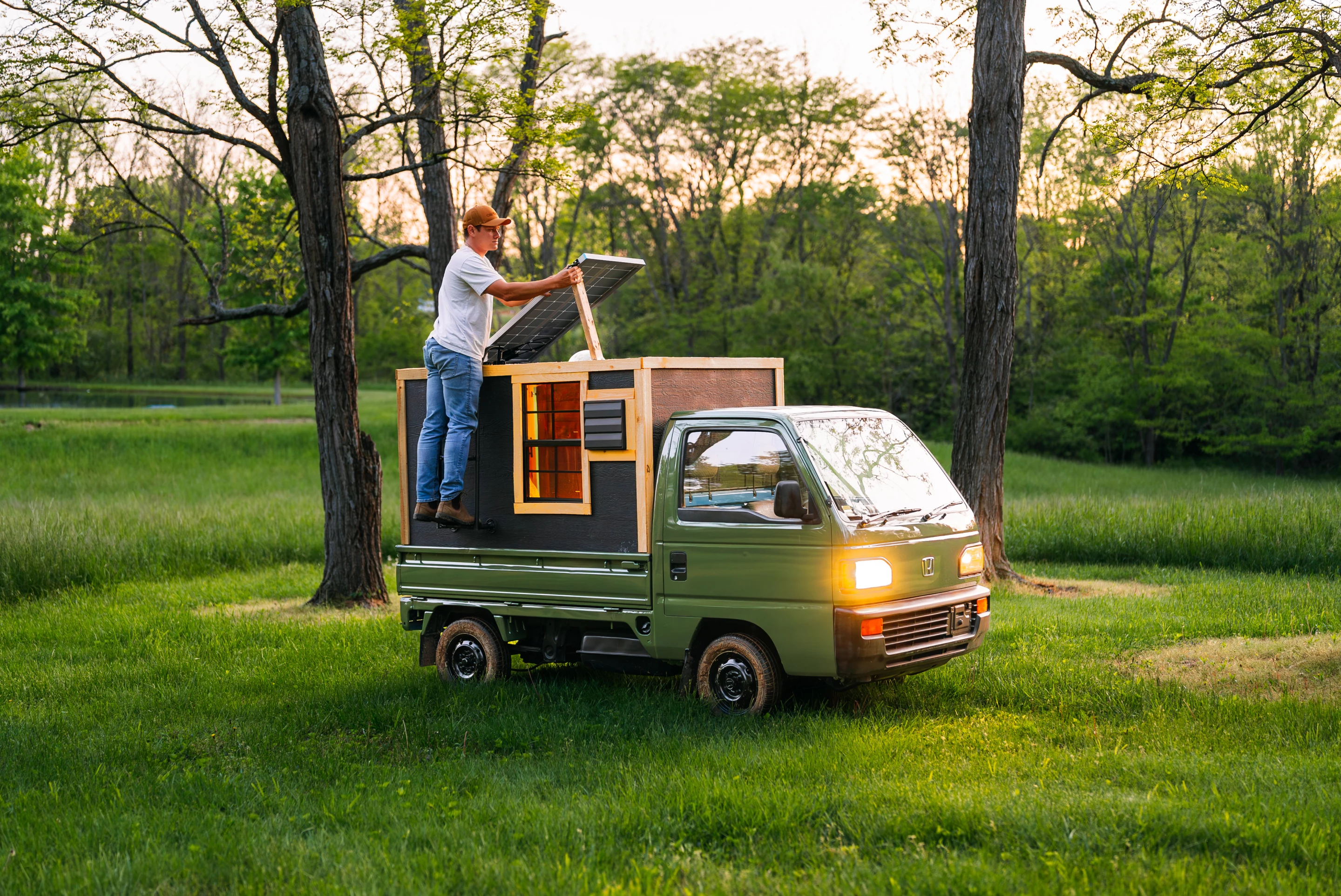 The micro-camper can cruise comfortably at 60 mph (roughly 95 km/h)