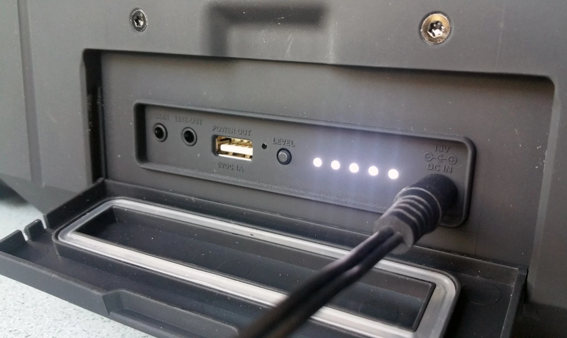 The Nyne Rock's 5 LEDs estimate remaining power with similar accuracy to a typical USB power bank