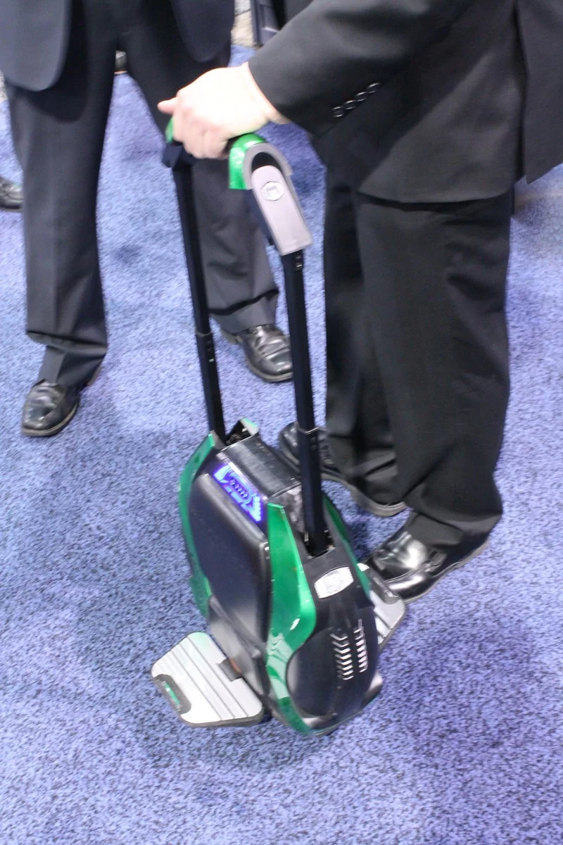 The V3 has a retractable handle (Photo: Eric Mack/Gizmag.com)