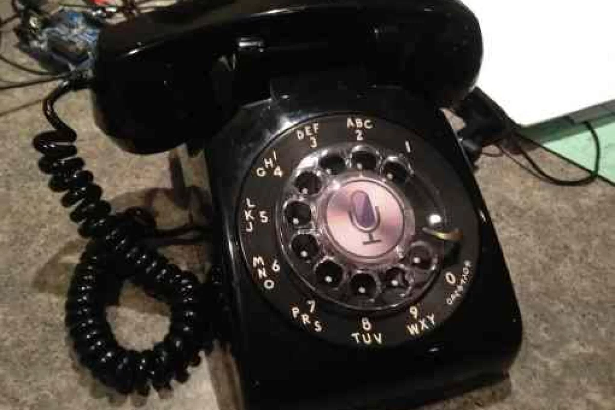 Siri work as an operator of sorts, catering to your every question and placing phone calls by dialing 1 on the phone