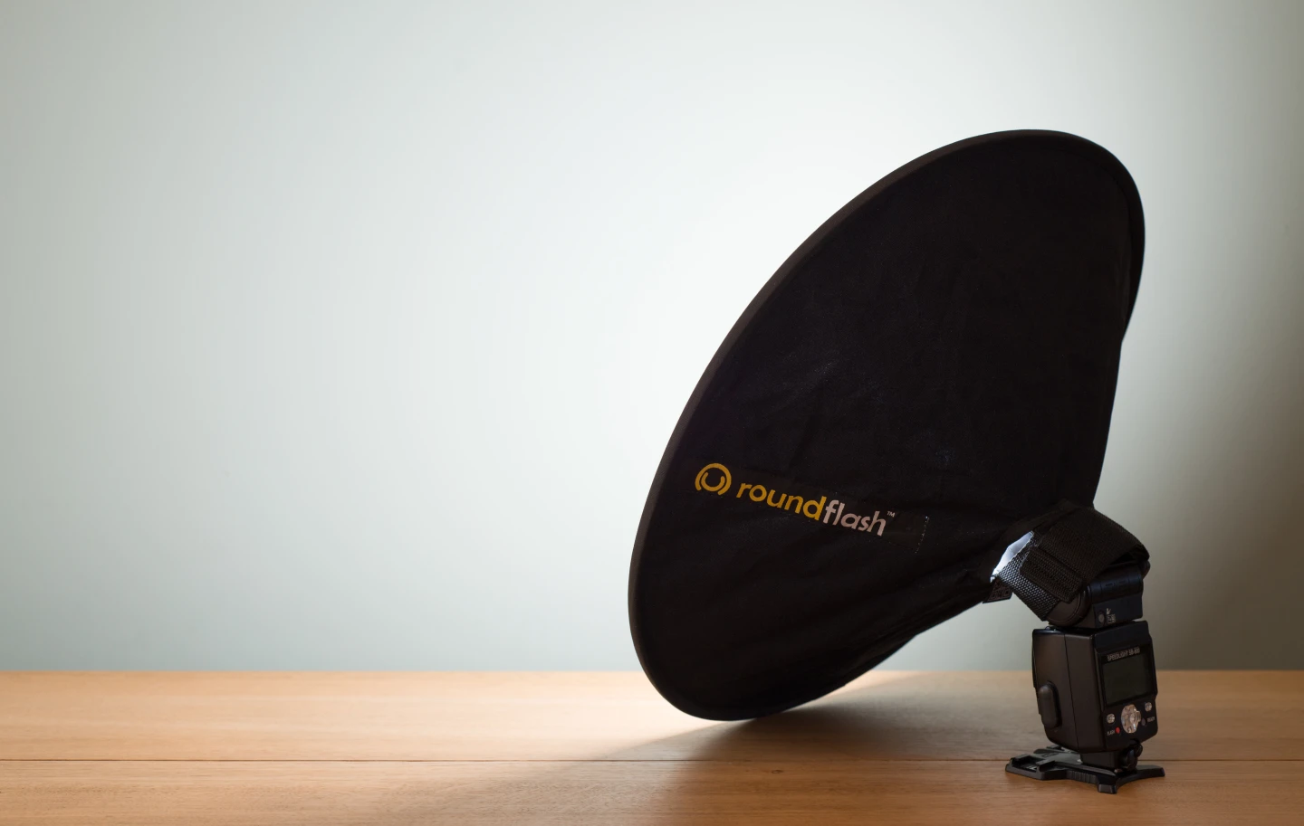 The RoundFlash Dish creates the same 45 cm (17.7 in) diameter as the Ring when set up (Photo: Simon Crisp/Gizmag.com)