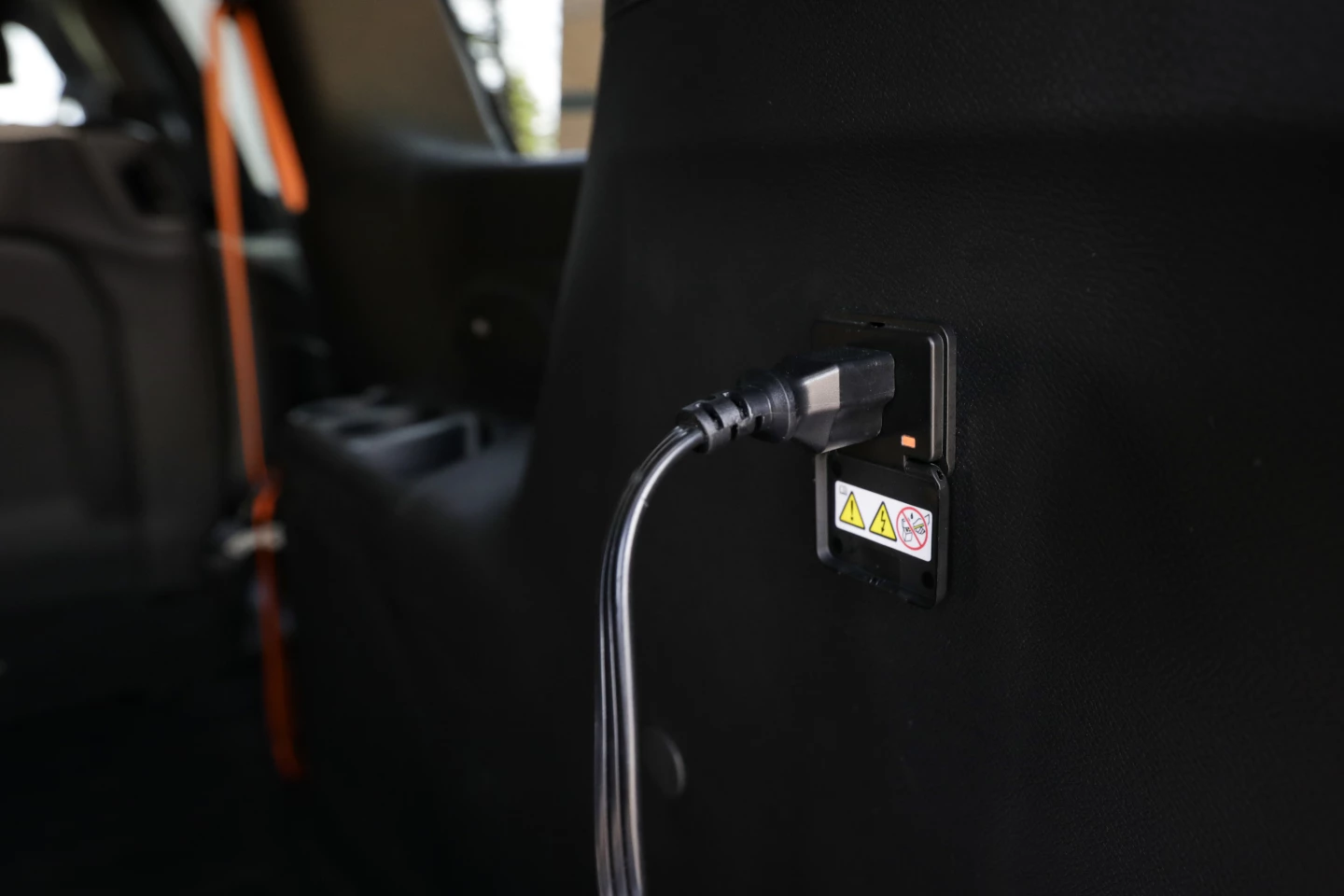A rear electrical socket serves to run appliances, charge portable power stations and keep smartphones topped off