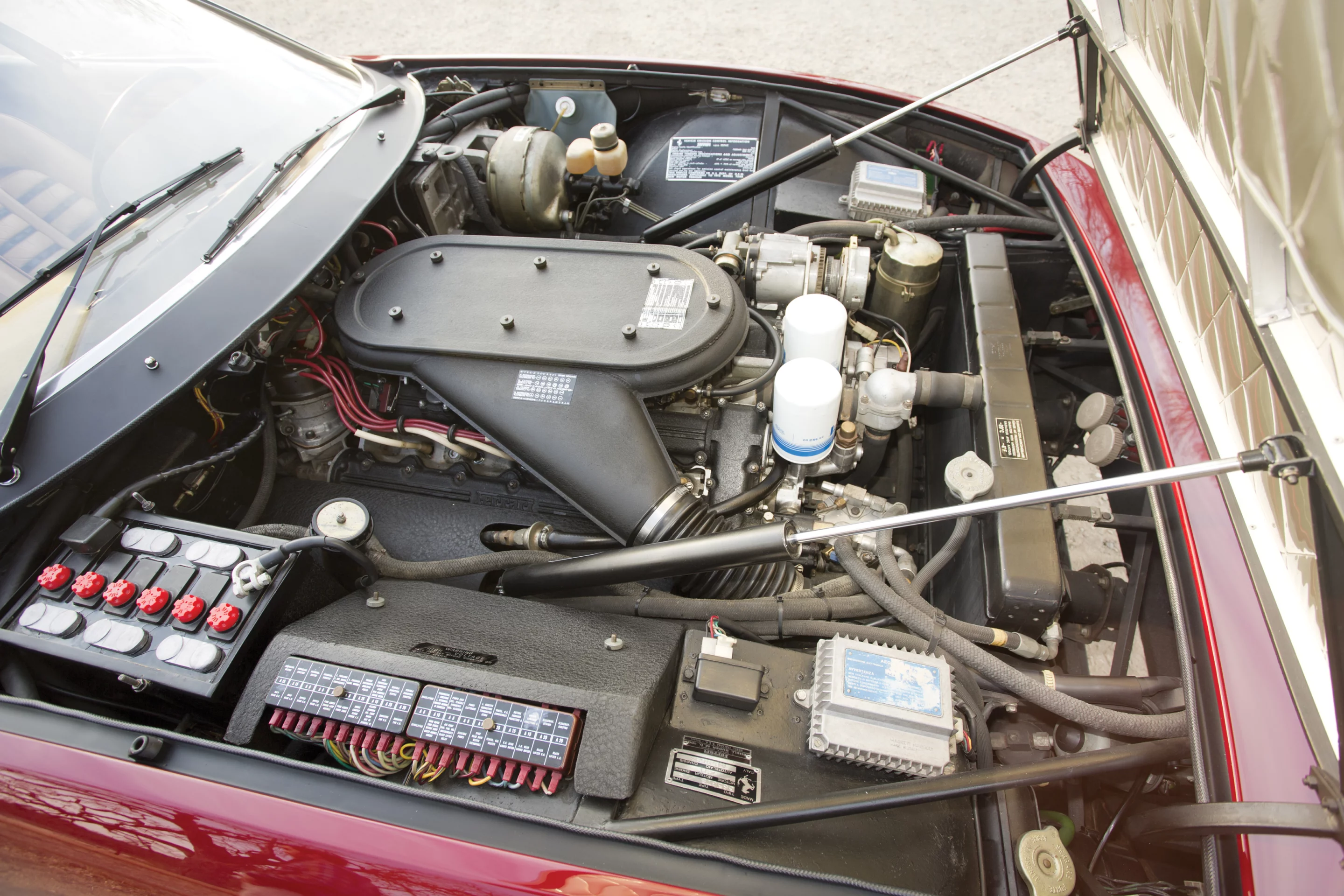 The 1972 Ferrari 365 GTB/4 Daytona Berlinetta runs on a 352 bhp, 4,390 cc dual overhead-camshaft V12 engine with six Weber 40DCN20 carburetors