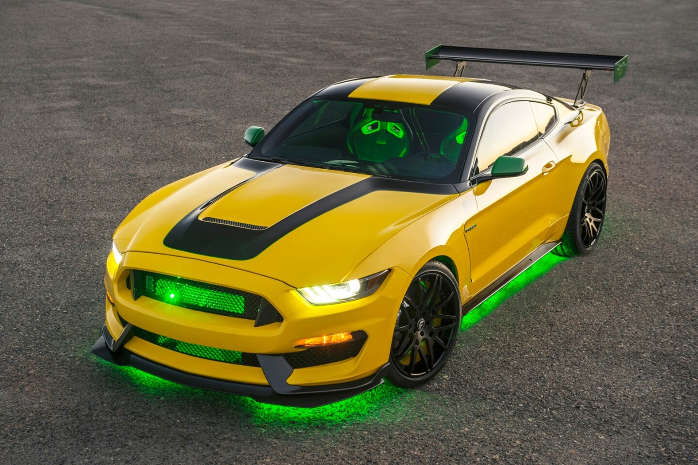 The "Ole Yeller" Mustang has a 5.2-l Ti-VCT V8 engine under the hood, kicking out a serious 526 hp (392 kW) and 429 lb-ft (582 Nm) of torque